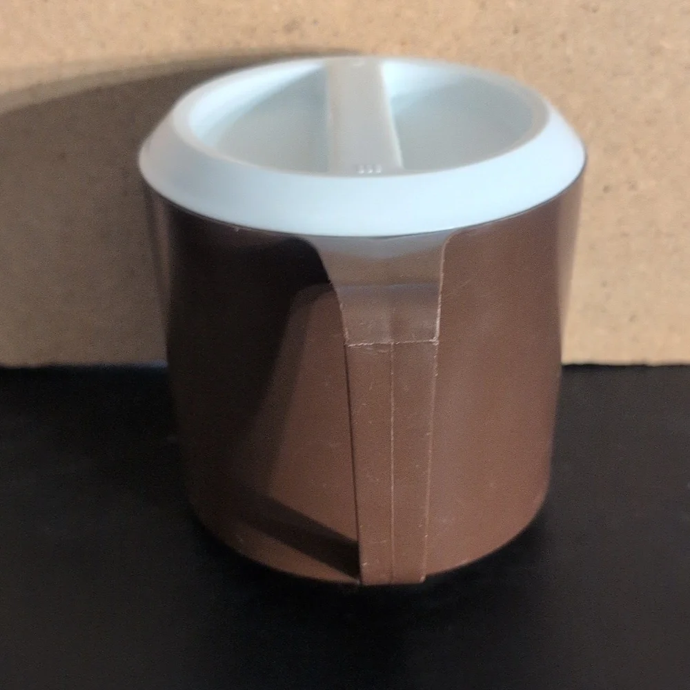 Vintage Rubbermaid 1 1/2 Quart Pitcher - Picture 2 of 11